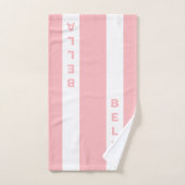 ライトピンクとホワイトの編集可能な文字 ストライプの バスタオルセット (ハンドタオル)