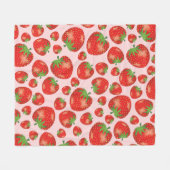 ライトピンクに赤いちご果実の模様 フリースブランケット (正面(横))