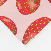 ライトピンクに赤いちご果実の模様 フリースブランケット (角)