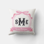 ライトピンクのギリシャ鍵文様の弓のモノグラム クッション (裏面)