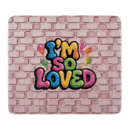 ライトピンクのレンガの"I'm So Loved"落書きタグ カッティングボード