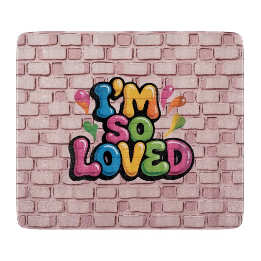 ライトピンクのレンガの"I'm So Loved"落書きタグ カッティングボード (正面)