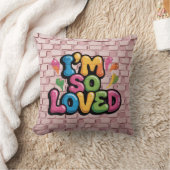 ライトピンクのレンガの"I'm So Loved"落書きタグ クッション (ブランケット)