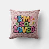 ライトピンクのレンガの"I'm So Loved"落書きタグ クッション (裏面)