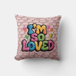 ライトピンクのレンガの"I'm So Loved"落書きタグ クッション