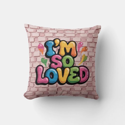 ライトピンクのレンガの"I'm So Loved"落書きタグ クッション (正面)