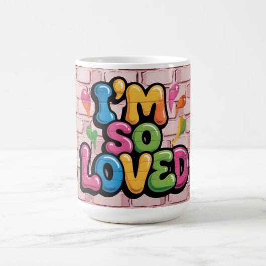 ライトピンクのレンガの"I'm So Loved"落書きタグ コーヒーマグカップ (中央)