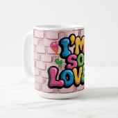 ライトピンクのレンガの"I'm So Loved"落書きタグ コーヒーマグカップ (正面左)