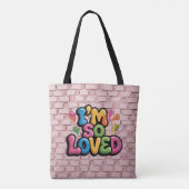 ライトピンクのレンガの"I'm So Loved"落書きタグ トートバッグ (裏面)