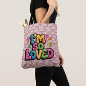 ライトピンクのレンガの"I'm So Loved"落書きタグ トートバッグ (クローズアップ)