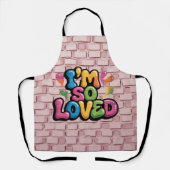 ライトピンクのレンガの"I'm So Loved Graffiti"タグ エプロン (正面)