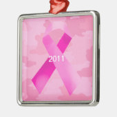 ライトピンクカモフラージピンクリボン日付オーナメント メタルオーナメント (左)