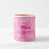 ライトピンクカモフラージピンクリボン日付マグカップ ツートーンマグカップ (中央)