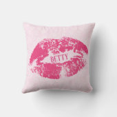 ライトピンクフローラダマスクパターン上の赤い唇 クッション (裏面)