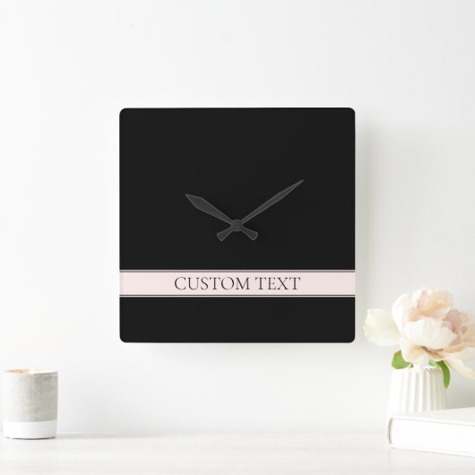 ライトピンク赤面ストライプおよび編エレガント集文字 スクエア壁時計 (ホーム)