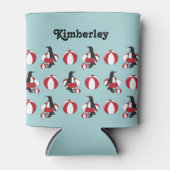 ライトブルーかわいい漫画スイミングペンギン子供の名前 缶クーラー (正面)