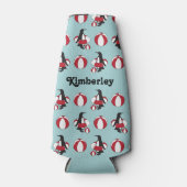 ライトブルーかわいい漫画ペンギン泳ぐ子供の名前 ボトルクーラー (正面)