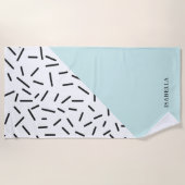 ライトブルーとジオメトリックパターパーソナライズされたン ビーチタオル (正面)