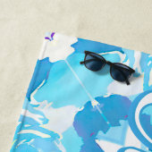 ライトブルーとホワイトの抽象芸術の追加の名前 ビーチタオル (インサイチュ)