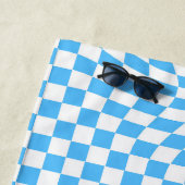 ライトブルーとホワイトチェッ市松模様にカーボードパターン ビーチタオル (インサイチュ)