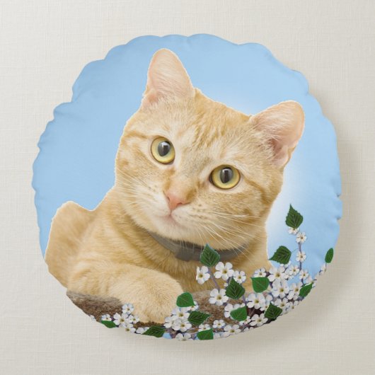 ライトブルーに白い花とジンジャータビーの猫 ラウンドクッション (正面)