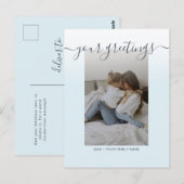 ライトブルーのエレガントなスクリプト ファミリー フォト グリーティング ポストカード (正面/裏面)