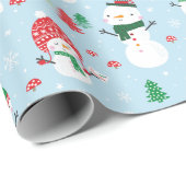 ライトブルーのクリスマスツリーを持つかわいい小さな雪だるま ラッピングペーパー (ロールコーナー)
