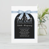 ライトブルーのパレットリボンが可愛い「She's Tying the Knot」デザイン 招待状 (スタンド正面)
