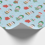 ライトブルーのミトンで可愛いクリスマスペンギン ラッピングペーパー (角)