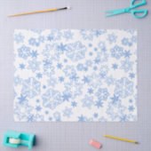 ライトブルーの冬の雪の結晶パターン 薄葉紙 (クラフト)