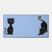 ライトブルーの可愛い黒猫アニメ デスクマット (正面)