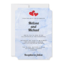 ライトブルーの大理石の背景に2つの赤い紙のハートがあるスタイリッシュな結婚式の招待状