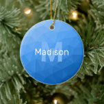 ライトブルーの幾何学的メッシュパターンモノグラム セラミックオーナメント<br><div class="desc">ライトブルーグラデーションジオメトリックメッシュパターンモノグラムセラミッククリスマスツリーオーナメント。モノグラムあなたのカスタムイニシャルと名前でパーソナライズ。ライトダークブルーのグラディエントデザインを持つ三角形グラデーションジオメトモダンリメッシュ</div>