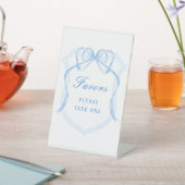 ライトブルーの弓のクレストはペデスタルサインを引き立てる 台座サイン (インサイチュ)