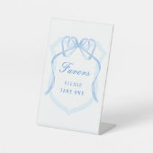 ライトブルーの弓のクレストはペデスタルサインを引き立てる 台座サイン (正面)