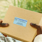 ライトブルーの発送ラベル上のビジネスブランド ラベル