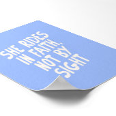 ライトブルーの看板なしには信仰を重ねている ポスター (角)