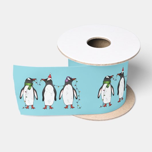 ライトブルーの背景にいる3羽のクリスマスのペンギン サテンリボン (リール)