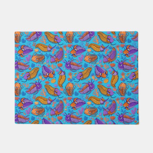 ライトブルーの背景にトリロビテス（キッズパターン） ドアマット (正面)