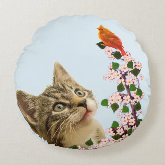 ライトブルーの背景に可愛いトラ猫と花と小鳥 ラウンドクッション (正面)