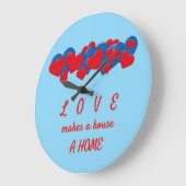 ライトブルーの背景に赤と青のラブハート ラージ壁時計 (傾斜)