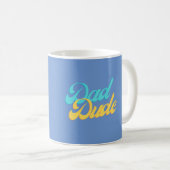 ライトブルーの背景のDad Dudeマグ コーヒーマグカップ (正面右)