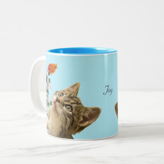 ライトブルーの花と鳥が可愛いタビー猫 ツートーンマグカップ (正面左)