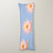 ライトブルーの花を楽しめるスイートドリームズロータス ボディピロー (裏面 (縦))