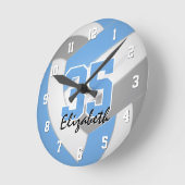 ライトブルーグレー女子バレパーソナライズされたバレーボール ラウンド壁時計 (傾斜)