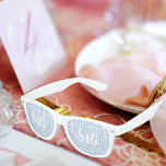 ライトブルースタイリッシュスクリプトノベルティ結婚のイニシャル レトロサングラス<br><div class="desc">このノベルティサングラスはおもしろいの記念品として客結婚の心を引く。各レンズは幾何学模様のデザイン縁ど、対のイニシャルと日付が結婚ある。こカスタマイズのシェーズをクール使うクリックと、「パーソナライズ」ボタンを使って操作を続ける。</div>