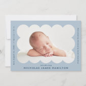 ライトブルーモダンスキャロップフォトフレーム誕生 案内状 (正面)