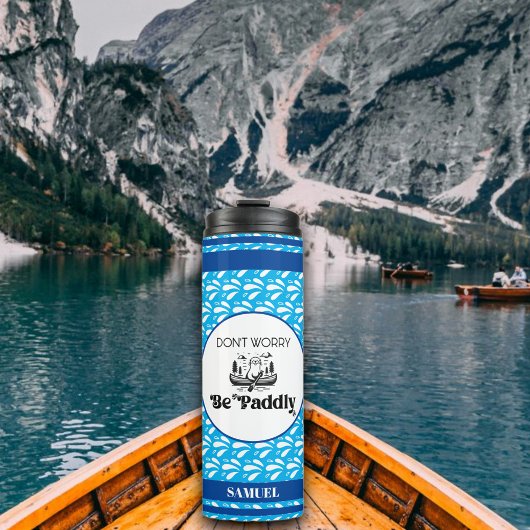 ライトブルーレトロパターンカヌートター名前をカスタムする タンブラー