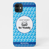 ライトブルーレトロパターンカワウソカヌー オーダーネーム Case-Mate iPhoneケース (裏面)