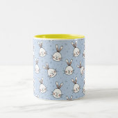 ライトブルー上の白いイースターバニー ツートーンマグカップ (中央)